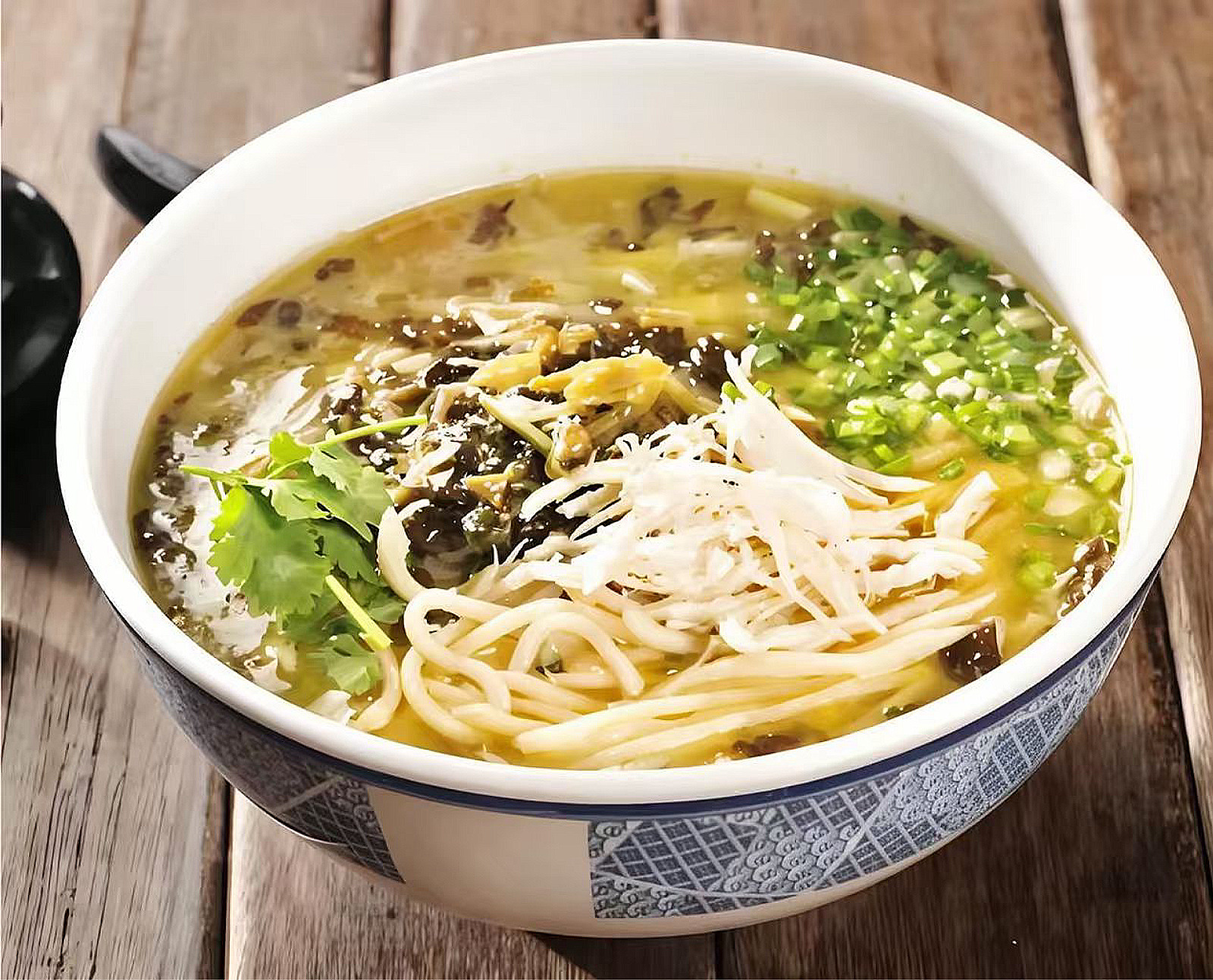 Mee sup ayam dengan acar sup kubis cina